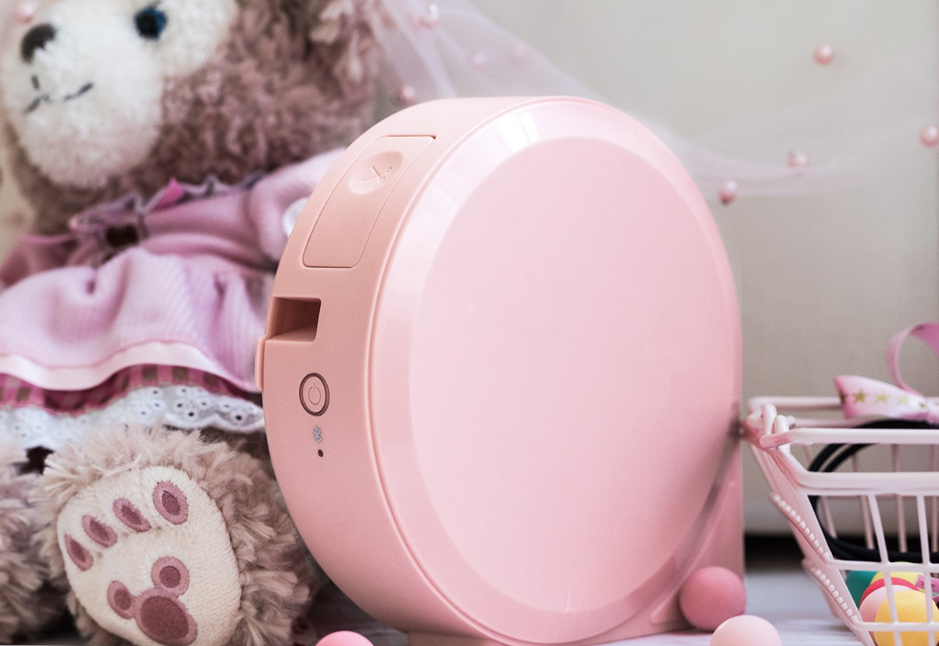 PONY P1000C štítkovač.
Termotransferová tlačová technológia
Možnosť tlače prostredníctvom USB, BlueTooth a mobilnej aplikácie Print Master
Moderný ružový vzhľad a ľahko prenosná konštrukcia
Možnosť potlače aj textilných pások
Veľká výdrž batérie - na jedno nabitie potlačí až 158 m pásky
Rozlíšenie tlače - 180 dpi
Potlačí pásky šírky 6mm, 9mm až 12mm
Rýchlosť tlače - 20mm/s