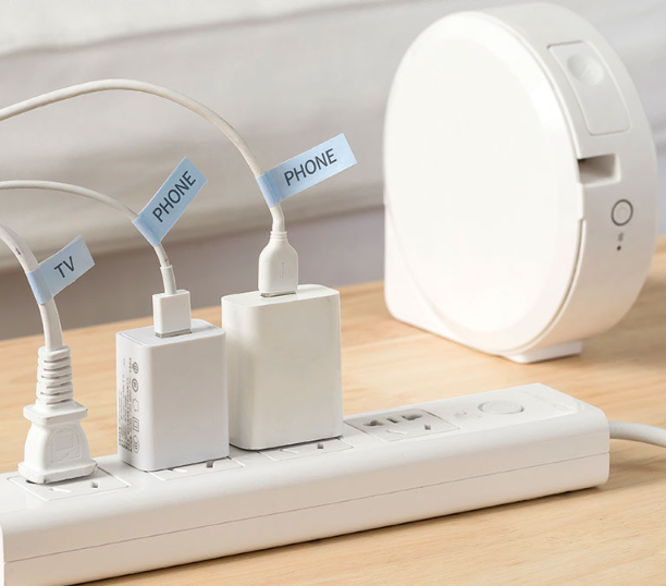 PONY P1000C štítkovač.
Termotransferová tlačová technológia
Možnosť tlače prostredníctvom USB, BlueTooth a mobilnej aplikácie Print Master
Moderný ružový vzhľad a ľahko prenosná konštrukcia
Možnosť potlače aj textilných pások
Veľká výdrž batérie - na jedno nabitie potlačí až 158 m pásky
Rozlíšenie tlače - 180 dpi
Potlačí pásky šírky 6mm, 9mm až 12mm
Rýchlosť tlače - 20mm/s