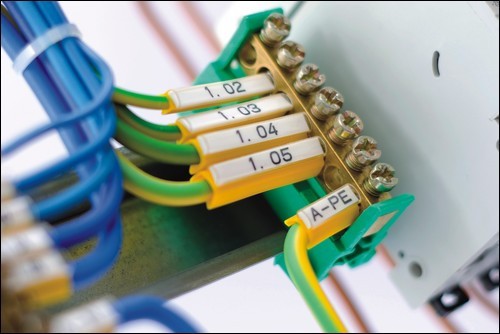 Biovin K900 popisovač bužírok.
Tlač na bužírky o priemere až 6.0 mm
Tlač na samolepiace štítky o šírke 6, 9 a 12 mm
Rozlíšenie 300 dpi
Rýchlosť tlače 25 mm/s
LCD displej - 14 znakov, 2 riadky
Termotransferová tlač
Tlač automatických číselných radov alebo alfanumerických
Vnútorná pamäť 1GB (až 128 súborov)
Tlačová pamäť až 1000 znakov
Pripojenie k počítaču pomocou USB portu
Prevádzkové podmienky 15 - 35°C
Automatický nástrih bužírky/štítkov
Manuálny koncový odrez

Balenie obsahuje: popisovač bužírok Biovin K900, kufrík, softvér, USB kábel, adaptér, farbiaca páska a štítková páska.