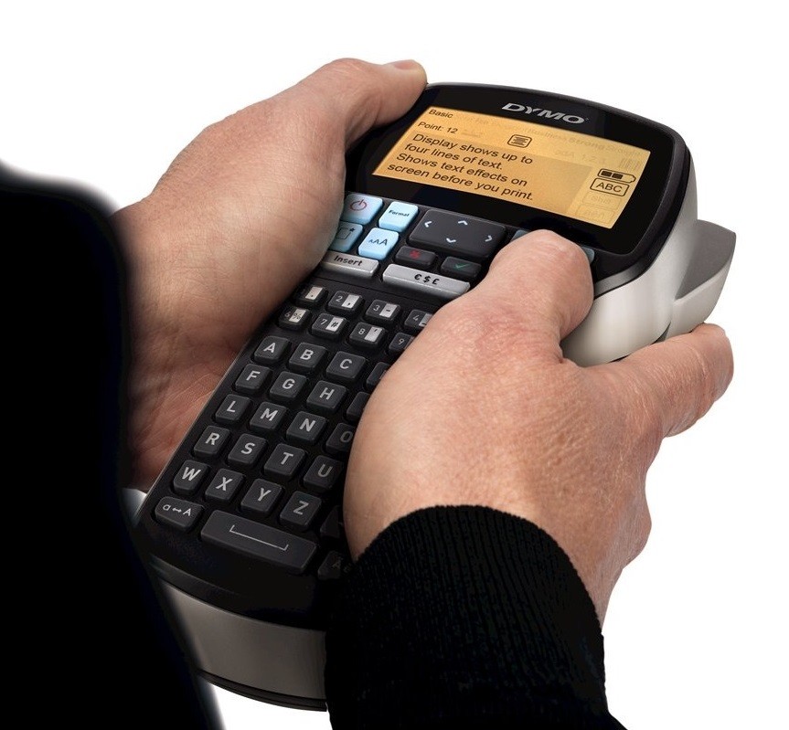 Dymo LabelManager 420P S0915470 štítkovač.
 U nás môžete vyberať z najširšej ponuky pások na trhu.

 * Možno používať samostatne – alebo cez rozhranie USB pripojiť k počítaču PC alebo Mac a počas pár sekúnd tlačiť
 * Navrhujte štítky na monitore počítača pomocou softvéru DYMO Label, ktorý umožňuje vystrihnutie a vloženie textu a pridanie čiarových kódov, obrázkov alebo log
 * Veľký štvorriadkový podsvietený displej
 * Výber z 8 typov písma, 7 veľkostí, 10 štýlov textu, 8 štýlov rámčeka a podčiarknutie.
 * Tlač čiarových kódov: UPC-E, Code-39, Code-128, EAN 13, EAN 8, UPC-A
 * Rýchly prístup k špeciálnym symbolom, vrátane interpunkcie, symbolov mien a diakritiky (napr.
* Balenie obsahuje 1x dobíjaciu batériu Lithium-ion


Balenie obsahuje: štítkovač LabelManager™ 420P, lítium-iónovú batériu, nabíjací adaptér, kazetu s páskou D1 pre prvú tlač, kábel USB, manuál a informácie o záruke
 Odkaz na stiahnutie softvéru:
Dymo Connect pre PC nájdete TU