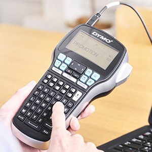 Dymo LabelManager 420P S0915470 štítkovač.
 U nás môžete vyberať z najširšej ponuky pások na trhu.

 * Možno používať samostatne – alebo cez rozhranie USB pripojiť k počítaču PC alebo Mac a počas pár sekúnd tlačiť
 * Navrhujte štítky na monitore počítača pomocou softvéru DYMO Label, ktorý umožňuje vystrihnutie a vloženie textu a pridanie čiarových kódov, obrázkov alebo log
 * Veľký štvorriadkový podsvietený displej
 * Výber z 8 typov písma, 7 veľkostí, 10 štýlov textu, 8 štýlov rámčeka a podčiarknutie.
 * Tlač čiarových kódov: UPC-E, Code-39, Code-128, EAN 13, EAN 8, UPC-A
 * Rýchly prístup k špeciálnym symbolom, vrátane interpunkcie, symbolov mien a diakritiky (napr.
* Balenie obsahuje 1x dobíjaciu batériu Lithium-ion


Balenie obsahuje: štítkovač LabelManager™ 420P, lítium-iónovú batériu, nabíjací adaptér, kazetu s páskou D1 pre prvú tlač, kábel USB, manuál a informácie o záruke
 Odkaz na stiahnutie softvéru:
Dymo Connect pre PC nájdete TU