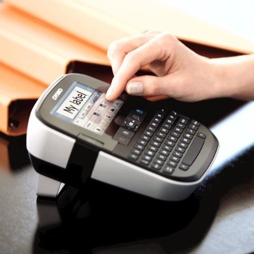 Dymo LabelManager 500TS S0946430 štítkovač.
 
Môžete si vybrať z najširší sortiment pások na trhu.
 
Vlastnosti tlačiarne štítkov Dymo LabelManager 500TS:

Tlač odolných štítkov so šírkou až 24 mm.
Rozlíšenie 300 dpi - tlač grafiky, čiarových kódov alebo log
Veľký moderný dotykový displej - jednoduché ovládanie
Jednoduché ovládanie klávesnice - klávesnica QWERTY
Možnosť zadávať do štítkov údaje z externej databázy
Pripojenie k počítaču cez USB port
Zdieľanie tlačiarne bez straty nastavení - ukladanie nastavení, údajov a štítkov pre 5 rôznych používateľov
Pamäť až na 500 štítkov
Profesionálny softvér na štítkovanie Dymo Label - zadarmo
Automatická rezačka pásky
Napájanie pomocou dobíjateľnej batérie - podobne ako pri mobilných telefónoch

 
Balenie obsahuje: Tlačiareň štítkov Dymo LabelManager 500TS, kábel USB, softvér Dymo Label professional, jednu pásku D1.
Rovnaké ako S0946410.