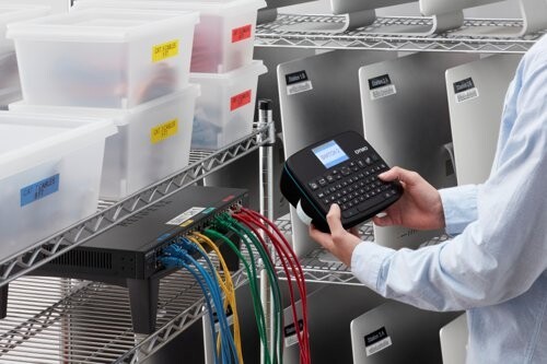 Dymo LabelManager Executive 640 CB 2202121 tlačiareň štítkov s kufrom.
Veľký plnofarebný displej s vysokým rozlíšením
QWERTY klávesnica
Rýchle formátovanie
Lítium-iónová batéria
Kompatibilita nielen s PC ale aj s chytrým telefónom a tabletom s operačnými systémami Android a iOS
Tlačí na pásky šírky 6, 9, 12, 19, až 24 mm
Úsporne ergonomický dizajn a kompaktné rozmery
Priamy prístup k aplikácii DYMO® LabelManager™ Executive Connect a softvéru DYMO® Connect for Desktop
Automatická rezačka
Vhodný pre tlač čiarových kódov
Rozlíšenie tlače 180dpi
Tlač rýchlosťou až 20mm/sec

Obsah balenia: LabelManager™ EXECUTIVE 640 CB, Prenosný penový kufor, 1x kazeta s páskou D1, 24mm x 7m, 19mm x 7m, 12mm x 7m čierna na bielej, USB-C kábel, Nabíjací Li-ion batériový blok