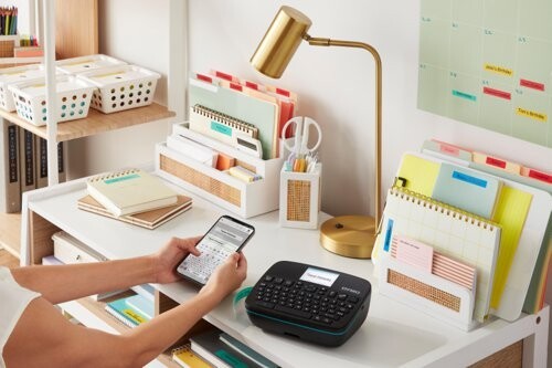 Dymo LabelManager Executive 640 CB 2202121 tlačiareň štítkov s kufrom.
Veľký plnofarebný displej s vysokým rozlíšením
QWERTY klávesnica
Rýchle formátovanie
Lítium-iónová batéria
Kompatibilita nielen s PC ale aj s chytrým telefónom a tabletom s operačnými systémami Android a iOS
Tlačí na pásky šírky 6, 9, 12, 19, až 24 mm
Úsporne ergonomický dizajn a kompaktné rozmery
Priamy prístup k aplikácii DYMO® LabelManager™ Executive Connect a softvéru DYMO® Connect for Desktop
Automatická rezačka
Vhodný pre tlač čiarových kódov
Rozlíšenie tlače 180dpi
Tlač rýchlosťou až 20mm/sec

Obsah balenia: LabelManager™ EXECUTIVE 640 CB, Prenosný penový kufor, 1x kazeta s páskou D1, 24mm x 7m, 19mm x 7m, 12mm x 7m čierna na bielej, USB-C kábel, Nabíjací Li-ion batériový blok