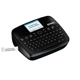 Dymo LabelManager Executive 640 CB 2197370 štítkovač.
Veľký plnofarebný displej s vysokým rozlíšením
QWERTY klávesnica
Rýchle formátovanie
Lítium-iónová batéria
Kompatibilita nielen s PC ale aj s chytrým telefónom a tablet s operačnými systémami Android a iOS
Tlačí na pásky šírky 6, 9, 12, 19, až 24 mm
Úsporne ergonomický dizajn a kompaktné rozmery
Priamy prístup k aplikácii DYMO® LabelManager™ Executive Connect a softvéru DYMO® Connect for Desktop
Automatická rezačka
Vhodný pre tlač čiarových kódov
Rozlíšenie tlače 180dpi
Tlač rýchlosťou až 20mm/sec

Obsah balenia: LabelManager™ EXECUTIVE 640 CB, 1x kazeta s páskou D1, 24mm x 7m, čierna na bielej, USB-C kábel, dobíjací Li-ion batériový blok