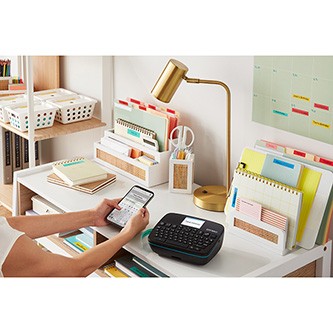 Dymo LabelManager Executive 640 CB 2197370 štítkovač.
Veľký plnofarebný displej s vysokým rozlíšením
QWERTY klávesnica
Rýchle formátovanie
Lítium-iónová batéria
Kompatibilita nielen s PC ale aj s chytrým telefónom a tablet s operačnými systémami Android a iOS
Tlačí na pásky šírky 6, 9, 12, 19, až 24 mm
Úsporne ergonomický dizajn a kompaktné rozmery
Priamy prístup k aplikácii DYMO® LabelManager™ Executive Connect a softvéru DYMO® Connect for Desktop
Automatická rezačka
Vhodný pre tlač čiarových kódov
Rozlíšenie tlače 180dpi
Tlač rýchlosťou až 20mm/sec

Obsah balenia: LabelManager™ EXECUTIVE 640 CB, 1x kazeta s páskou D1, 24mm x 7m, čierna na bielej, USB-C kábel, dobíjací Li-ion batériový blok