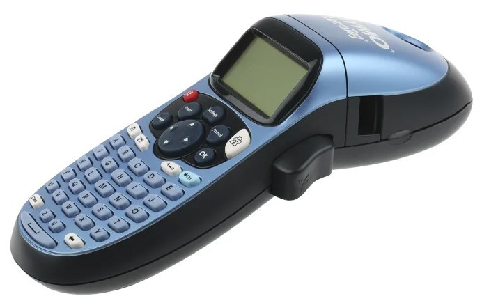 Dymo LetraTag Razor LT-100H S0883990, modrá, tlačiareň samolepiacich štítkov.
Tlač odolných štítkov až do šírky 12 mm
Veľký grafický displej
Pamäť posledných 9 štítkov
Klávesy pre jednoduchý prístup k pokročilým funkciám
200 bežných znakov + 195 špeciálnych znakov
Možnosť viacerých štýlov písma, tučné písmo, podčiarknutie, nastavenie veľkosti textu
Popisovač LetraTag Razor LT-100H umožňuje presný náhľad tlače
Automatické vypnutie - pre úsporu energie
Ručný odstrih pásky
Napájanie pomocou 4xAA batérií

  Balenie obsahuje: Štítkovač Dymo LetraTag Razor LT-100H