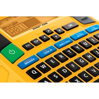 Dymo RHINO 4200 1852995 tlačiareň štítkov s kufrom.
Tlač štítkov v priemyselnej kvalite o šírke 6 mm, 9 mm, 12 mm a 19 mm
Klávesnica typu QWERTY známa z počítača pre rýchle a jednoduché zadávanie textu
Vopred naprogramovaná knižnica so 150 symbolmi a výrazmi
Integrované gumové puzdro pomáha zabrániť poškodeniu pri náhodnom páde
Veľký podsvietený displej je ľahko čitateľný
Automatické ukladanie / automatické vypnutie – predĺženie životnosti batérií bez straty aktuálnej práce
Napájanie zabezpečuje 6 tužkových batérií (nie sú súčasťou balenia)
Klávesa obľúbených položiek - najčastejšie používané štítky, symboly a výrazy 
Tlač štítkov v priemyselnej kvalite o šírke 6 mm, 9 mm, 12 mm a 19 mm
Komunikácia v slovenčine
Je skvelým riešením pre priemysel, remeselníkov a správu budov ako úspora času

 Balenie obsahuje: štítkovač Dymo Rhino 4200, kompaktný kufrík, adaptér, Li-Ion akumulátor, vinylová páska biela/čierna tlač (12 mm, 5.5 m), stručný návod
    