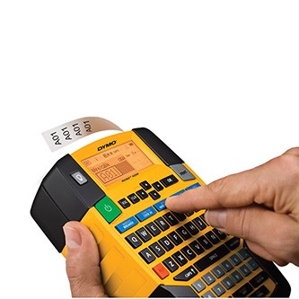 Dymo RHINO 4200 S0955990 tlačiareň samolepiacich štítkov.

Štítkovač DYMO Rhino™ 4200 umožňuje vytvárať štítky rýchlo – a podľa vašich predstáv.


Funkcie a výhody

• Klávesnica typu QWERTY známa z počítača pre rýchle a jednoduché zadávanie textu

• 4-riadkový displej

• Patentované klávesové skratky, ktoré umožňujú vytvárať a formátovať označenie vodičov/káblov, vlajky, čiarové kódy typu Code 39 a Code 128, štítky s pevnou dĺžkou, bežné štítky a modulové štítky

• Tlač štítkov v priemyselnej kvalite o šírke 6 mm, 9 mm, 12 mm a 19 mm na celú radu materiálov a farieb – a NAVYŠE tlač priamo na zmršťovacie bužírky

• Klávesa obľúbených položiek ponúka okamžitý prístup k najčastejšie používaným štítkom, symbolom a výrazom

• Klávesa vlastného nastavenia umožňuje vyhnúť sa opakovaniu rovnakých krokov vďaka možnosti nastavenia vlastných formátov štítkov

• Vopred naprogramovaná knižnica so 150 symbolmi a výrazmi z oblasti zabezpečenia, elektroinštalácie, profesionálnej audiovizuálnej techniky a správy budov

• Integrované gumové puzdro pomáha zabrániť poškodeniu pri náhodnom páde

• Veľký podsvietený displej je ľahko čitateľný aj v zle osvetlených priestoroch

• Automatické ukladanie / automatické vypnutie – predĺženie životnosti batérií bez straty aktuálnej práce

• Napájanie zabezpečuje 6 tužkových batérií (nie sú súčasťou balenia) – tiež je možné použiť lítium-iónový akumulátor s rýchlym nabíjaním (predáva sa ako príslušenstvo)
 Balenie obsahuje: štítkovač Dymo Rhino 4200, bielu vinylovú pásku (šírka 12 mm)