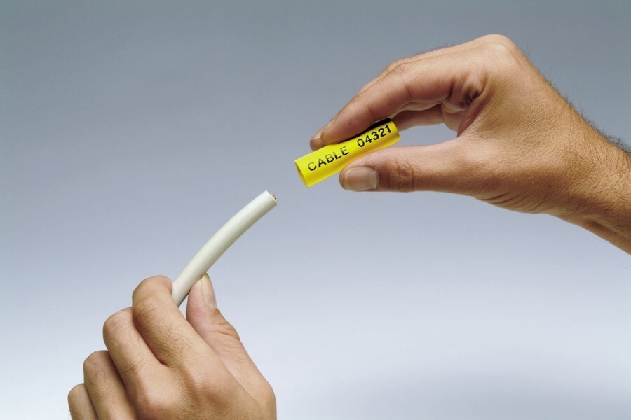 Dymo RHINO 5200 S0841400 tlačiareň štítkov s kufrom.

Predveďte svoju prácu pomocou priemyselného profesionálneho DYMO® štítkovača Rhino™ 5200 určeného pre pracovníkov v oblasti dátových komunikácií, elektroinštalácie, audiovizuálnej techniky, zabezpečenia, údržby, opráv a prevádzky, stavebníctva alebo vysielacej techniky.
• Zodpovedá všetkým štandardom ANSI, TIA/EIA-606-A
• Exkluzívne klávesové skratky DYMO® umožňujú automaticky nastaviť veľkosť, riadkovanie a formátovanie štítkov pre vodiče a káble, radové svorkovnice, prepojovacie panely či aplikácie s pevnou dĺžkou
• Knižnica preddefinovaných symbolov umožňuje okamžité použitie rôznych priemyselných symbolov, interpunkčných znamienok, symbolov meny či zlomkov
• Integrované gumové držadlo s protišmykovou úpravou chráni zariadenie pred poškodením pri prípadnom páde v náročných pracovných podmienkach
• Vstavaný otvor na zavesenie umožňuje jednoduché prenášanie prístroja a uvoľnenie rúk
• Rozmerný dvojriadkový displej s podsvietením
• Umožňuje tlačiť čiarové kódy typu Code 39 a Code 128 na štítky o šírke 19 mm
• Používa Rhino štítky™ opatrené priemyselným lepidlom, ktoré sú k dispozícii v prevedení s piatimi rôznymi materiálmi
• Napájanie je zabezpečené pomocou šiestich tužkových batérií (nie sú súčasťou balenia) alebo pomocou dobíjacieho batériového bloku typu Li-Ion s rýchlym nabíjaním
• Funkcia automatického vypnutia prispieva k dlhej životnosti batérií
• Obsahuje kazetu s bielou flexibilnou nylonovou páskou šírky 19 mm

Obsahuje prenosný štítkovač Rhino™ 5200 PLUS
• Prenosný, odolný kufrík pre profesionálne použitie
• Kazeta s bielou flexibilnou nylonovou páskou o šírke 19 mm (napr.
• Kazeta s bielou vinylovou páskou o šírke 12 mm (napr.
• 1 x nabíjací batériový blok typu lítium-ión
• Adaptér
• Stručná referenčná príručka