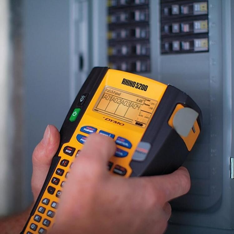 Dymo RHINO 5200 S0841400 tlačiareň štítkov s kufrom.

Predveďte svoju prácu pomocou priemyselného profesionálneho DYMO® štítkovača Rhino™ 5200 určeného pre pracovníkov v oblasti dátových komunikácií, elektroinštalácie, audiovizuálnej techniky, zabezpečenia, údržby, opráv a prevádzky, stavebníctva alebo vysielacej techniky.
• Zodpovedá všetkým štandardom ANSI, TIA/EIA-606-A
• Exkluzívne klávesové skratky DYMO® umožňujú automaticky nastaviť veľkosť, riadkovanie a formátovanie štítkov pre vodiče a káble, radové svorkovnice, prepojovacie panely či aplikácie s pevnou dĺžkou
• Knižnica preddefinovaných symbolov umožňuje okamžité použitie rôznych priemyselných symbolov, interpunkčných znamienok, symbolov meny či zlomkov
• Integrované gumové držadlo s protišmykovou úpravou chráni zariadenie pred poškodením pri prípadnom páde v náročných pracovných podmienkach
• Vstavaný otvor na zavesenie umožňuje jednoduché prenášanie prístroja a uvoľnenie rúk
• Rozmerný dvojriadkový displej s podsvietením
• Umožňuje tlačiť čiarové kódy typu Code 39 a Code 128 na štítky o šírke 19 mm
• Používa Rhino štítky™ opatrené priemyselným lepidlom, ktoré sú k dispozícii v prevedení s piatimi rôznymi materiálmi
• Napájanie je zabezpečené pomocou šiestich tužkových batérií (nie sú súčasťou balenia) alebo pomocou dobíjacieho batériového bloku typu Li-Ion s rýchlym nabíjaním
• Funkcia automatického vypnutia prispieva k dlhej životnosti batérií
• Obsahuje kazetu s bielou flexibilnou nylonovou páskou šírky 19 mm

Obsahuje prenosný štítkovač Rhino™ 5200 PLUS
• Prenosný, odolný kufrík pre profesionálne použitie
• Kazeta s bielou flexibilnou nylonovou páskou o šírke 19 mm (napr.
• Kazeta s bielou vinylovou páskou o šírke 12 mm (napr.
• 1 x nabíjací batériový blok typu lítium-ión
• Adaptér
• Stručná referenčná príručka