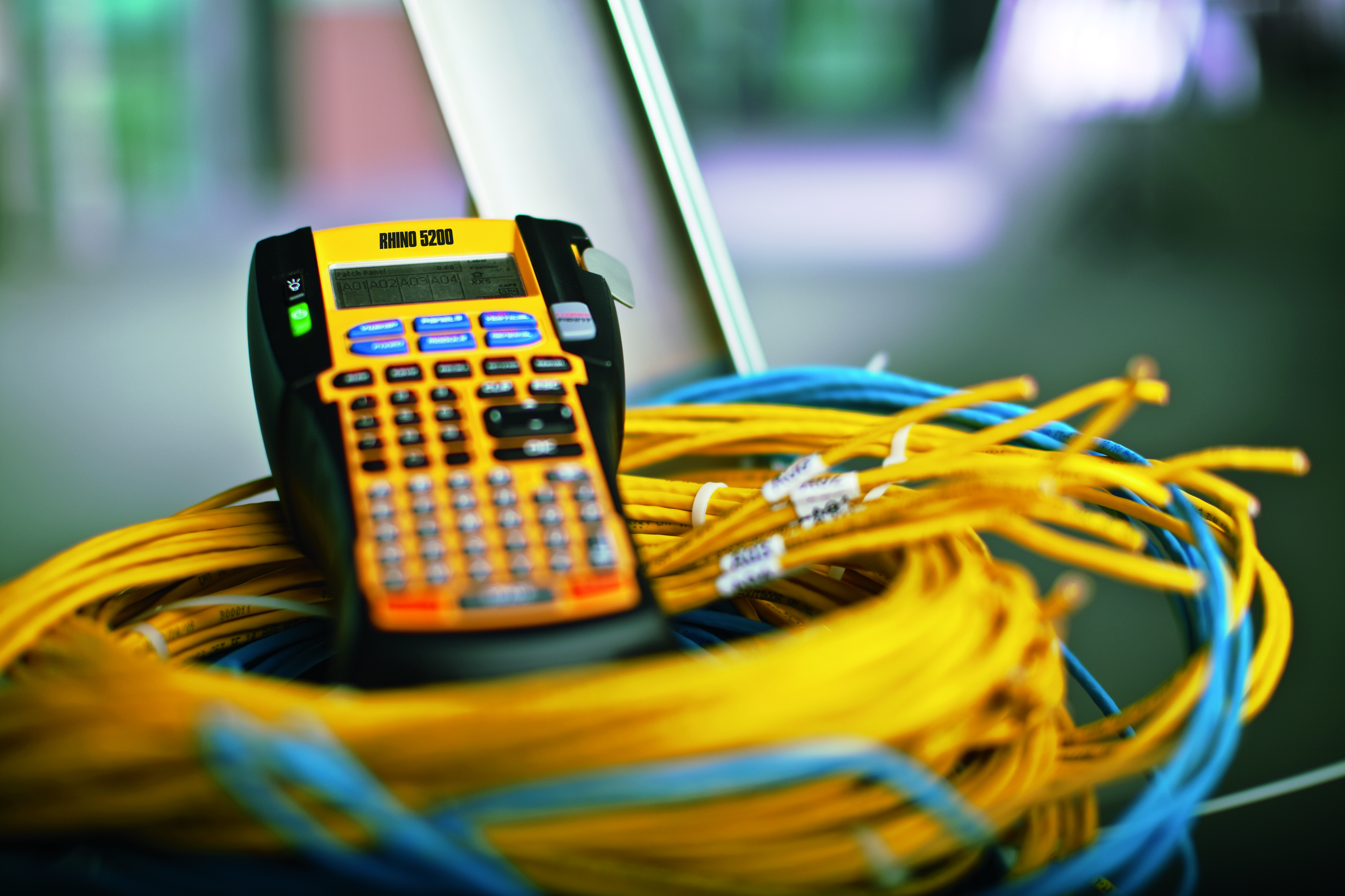 Dymo RHINO 5200 S0841400 tlačiareň štítkov s kufrom.

Predveďte svoju prácu pomocou priemyselného profesionálneho DYMO® štítkovača Rhino™ 5200 určeného pre pracovníkov v oblasti dátových komunikácií, elektroinštalácie, audiovizuálnej techniky, zabezpečenia, údržby, opráv a prevádzky, stavebníctva alebo vysielacej techniky.
• Zodpovedá všetkým štandardom ANSI, TIA/EIA-606-A
• Exkluzívne klávesové skratky DYMO® umožňujú automaticky nastaviť veľkosť, riadkovanie a formátovanie štítkov pre vodiče a káble, radové svorkovnice, prepojovacie panely či aplikácie s pevnou dĺžkou
• Knižnica preddefinovaných symbolov umožňuje okamžité použitie rôznych priemyselných symbolov, interpunkčných znamienok, symbolov meny či zlomkov
• Integrované gumové držadlo s protišmykovou úpravou chráni zariadenie pred poškodením pri prípadnom páde v náročných pracovných podmienkach
• Vstavaný otvor na zavesenie umožňuje jednoduché prenášanie prístroja a uvoľnenie rúk
• Rozmerný dvojriadkový displej s podsvietením
• Umožňuje tlačiť čiarové kódy typu Code 39 a Code 128 na štítky o šírke 19 mm
• Používa Rhino štítky™ opatrené priemyselným lepidlom, ktoré sú k dispozícii v prevedení s piatimi rôznymi materiálmi
• Napájanie je zabezpečené pomocou šiestich tužkových batérií (nie sú súčasťou balenia) alebo pomocou dobíjacieho batériového bloku typu Li-Ion s rýchlym nabíjaním
• Funkcia automatického vypnutia prispieva k dlhej životnosti batérií
• Obsahuje kazetu s bielou flexibilnou nylonovou páskou šírky 19 mm

Obsahuje prenosný štítkovač Rhino™ 5200 PLUS
• Prenosný, odolný kufrík pre profesionálne použitie
• Kazeta s bielou flexibilnou nylonovou páskou o šírke 19 mm (napr.
• Kazeta s bielou vinylovou páskou o šírke 12 mm (napr.
• 1 x nabíjací batériový blok typu lítium-ión
• Adaptér
• Stručná referenčná príručka