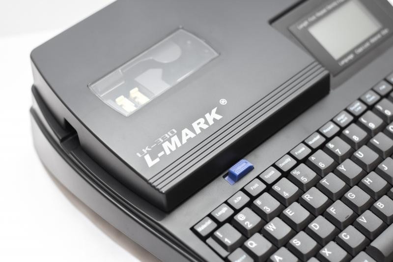 L-mark LK330 popisovač bužírok.
Tlač na bužírky o priemere až 6.0 mm
Termotransferová tlač
Tlač na samolepiace pásky
Ekonomická tlačiareň pre malú výrobu - tlač do 50m za zmenu
Rozlíšenie 300 dpi
Rýchlosť tlače 11.5 mm/s
LCD displej - 5-riadkový
Pripojenie k počítaču pomocou USB portu
Prevádzkové podmienky 15 - 35°C
Automatický nástrih bužírky/štítkov
Automatický koncový odrez