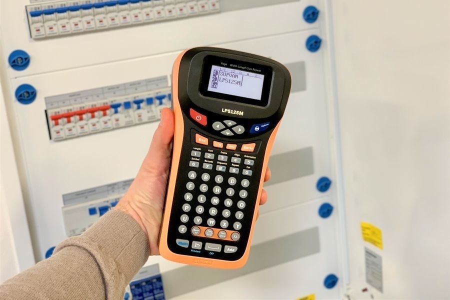 Supvan LP5125M tlačiareň štítku.
Tlač až 5 riadkov
rozlíšenie 200 dpi
ABC klávesnica
Opakovaná tlač až 99 kópií štítku
Číselné rady 1 − 999
3 fonty
9 štýlov a 7 veľkostí písma
Tlač štítkov šírky 6, 9 a 12 mm
Možnosť tlačiť naraz až 50 rôznych štítkov
Automatický odstrih
Plnohodnotná tlač slovenskej diakritiky

Balenie obsahuje: štítkovač Supvan LP5125M, pásku čierny tlač/biely podklad 12 mm, plastový kufrík, adaptér