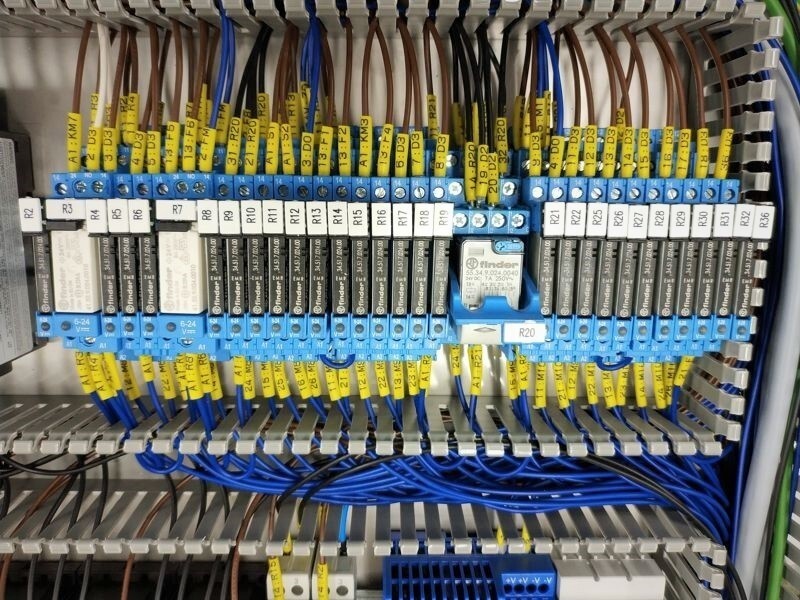 Supvan TP86E tlačiarna bužírok.

Tlač na bužírky, pásky a štítky — podporuje PVC bužírky aj pásky rôznych šírok

Veľký podsvietený LCD displej — pre jednoduché nastavenie a úpravu priamo na tlačiarni bužírok

Vstavaná slovenská diakritika — umožňuje tlač znakov s mäkčeňmi a dĺžňami

Vysoká kvalita a odolnosť tlače — tlačový výstup v kvalite 300 dpi, ktorý je vďaka TTR tlači odolný proti oderu, vode, olejom aj chemikáliám

Podpora rôznych veľkostí bužírok — možnosť potlače bužírok s priemerom od 2mm do 6mm a samolepiacich pások šírok 6mm, 9mm a 12mm

Rýchlosť tlače až 25 mm/s — pre efektívnu prácu aj pri väčších zákazkách

Možnosť pripojenia pomocou PC cez USB a Bluetooth — a editácia štítkov pomocou dodávaného softvéru

Pamäť na šablóny a opakované tlače — uložte si často používané štítky pre rýchle použitie

Rôzne fonty a veľkosti písma — možnosť nastavenia veľkosti, typu a štýlu písma

Podpora čiarových kódov — tlač bežne používaných typov kódov (Code39, EAN13, atď.)

Možnosť tlače grafiky a loga — jednoduché vloženie jednoduchého loga alebo symbolu

Napájanie zo siete alebo akumulátora — flexibilita použitia v kancelárii aj priamo v teréne

Odolné a kompaktné prevedenie — vhodné do náročnejších prevádzok a dielní

Automatická detekcia bužírky/pásky

Integrovaný čistič bužírky
Automatický koncový odrez bužírky/pásky

Obsah balenia: Popisovač bužírok Supvan TP86E, plastový kufrík, batérie, softvér, USB kábel, navádzanie bužírky, farbiaca páska, samolepiaca páska, SD karta, čítačka SD kariet