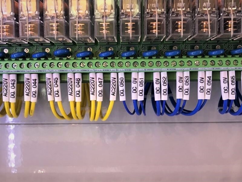 Supvan TP86E tlačiarna bužírok.

Tlač na bužírky, pásky a štítky — podporuje PVC bužírky aj pásky rôznych šírok

Veľký podsvietený LCD displej — pre jednoduché nastavenie a úpravu priamo na tlačiarni bužírok

Vstavaná slovenská diakritika — umožňuje tlač znakov s mäkčeňmi a dĺžňami

Vysoká kvalita a odolnosť tlače — tlačový výstup v kvalite 300 dpi, ktorý je vďaka TTR tlači odolný proti oderu, vode, olejom aj chemikáliám

Podpora rôznych veľkostí bužírok — možnosť potlače bužírok s priemerom od 2mm do 6mm a samolepiacich pások šírok 6mm, 9mm a 12mm

Rýchlosť tlače až 25 mm/s — pre efektívnu prácu aj pri väčších zákazkách

Možnosť pripojenia pomocou PC cez USB a Bluetooth — a editácia štítkov pomocou dodávaného softvéru

Pamäť na šablóny a opakované tlače — uložte si často používané štítky pre rýchle použitie

Rôzne fonty a veľkosti písma — možnosť nastavenia veľkosti, typu a štýlu písma

Podpora čiarových kódov — tlač bežne používaných typov kódov (Code39, EAN13, atď.)

Možnosť tlače grafiky a loga — jednoduché vloženie jednoduchého loga alebo symbolu

Napájanie zo siete alebo akumulátora — flexibilita použitia v kancelárii aj priamo v teréne

Odolné a kompaktné prevedenie — vhodné do náročnejších prevádzok a dielní

Automatická detekcia bužírky/pásky

Integrovaný čistič bužírky
Automatický koncový odrez bužírky/pásky

Obsah balenia: Popisovač bužírok Supvan TP86E, plastový kufrík, batérie, softvér, USB kábel, navádzanie bužírky, farbiaca páska, samolepiaca páska, SD karta, čítačka SD kariet