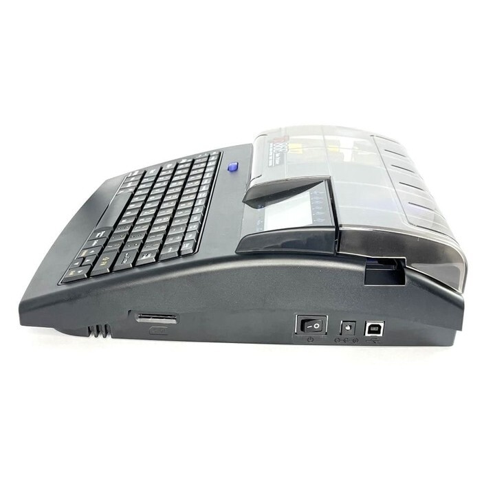 Supvan TP86E tlačiarna bužírok.

Tlač na bužírky, pásky a štítky — podporuje PVC bužírky aj pásky rôznych šírok

Veľký podsvietený LCD displej — pre jednoduché nastavenie a úpravu priamo na tlačiarni bužírok

Vstavaná slovenská diakritika — umožňuje tlač znakov s mäkčeňmi a dĺžňami

Vysoká kvalita a odolnosť tlače — tlačový výstup v kvalite 300 dpi, ktorý je vďaka TTR tlači odolný proti oderu, vode, olejom aj chemikáliám

Podpora rôznych veľkostí bužírok — možnosť potlače bužírok s priemerom od 2mm do 6mm a samolepiacich pások šírok 6mm, 9mm a 12mm

Rýchlosť tlače až 25 mm/s — pre efektívnu prácu aj pri väčších zákazkách

Možnosť pripojenia pomocou PC cez USB a Bluetooth — a editácia štítkov pomocou dodávaného softvéru

Pamäť na šablóny a opakované tlače — uložte si často používané štítky pre rýchle použitie

Rôzne fonty a veľkosti písma — možnosť nastavenia veľkosti, typu a štýlu písma

Podpora čiarových kódov — tlač bežne používaných typov kódov (Code39, EAN13, atď.)

Možnosť tlače grafiky a loga — jednoduché vloženie jednoduchého loga alebo symbolu

Napájanie zo siete alebo akumulátora — flexibilita použitia v kancelárii aj priamo v teréne

Odolné a kompaktné prevedenie — vhodné do náročnejších prevádzok a dielní

Automatická detekcia bužírky/pásky

Integrovaný čistič bužírky
Automatický koncový odrez bužírky/pásky

Obsah balenia: Popisovač bužírok Supvan TP86E, plastový kufrík, batérie, softvér, USB kábel, navádzanie bužírky, farbiaca páska, samolepiaca páska, SD karta, čítačka SD kariet